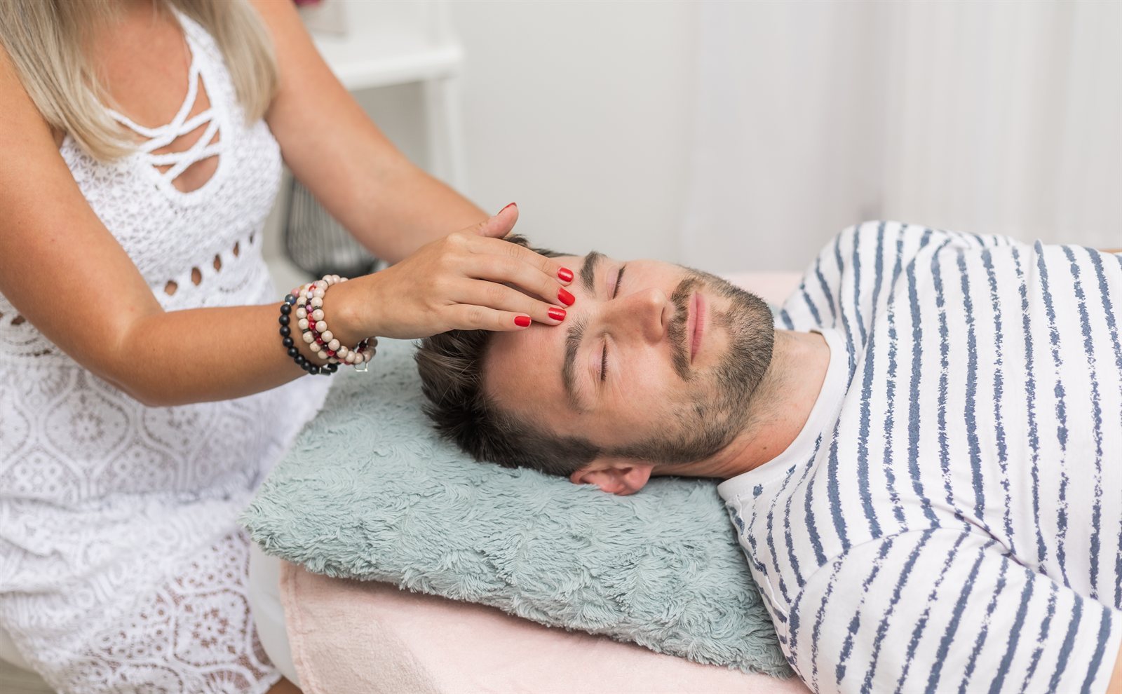 Facilitadora realizando toque suave na cabeça em sessão de Barras de Access